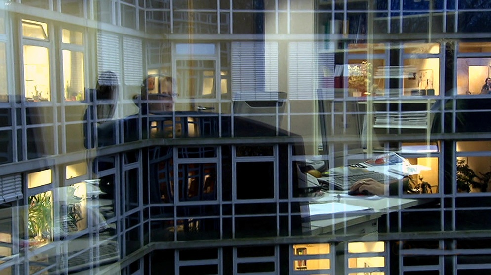 Fenster spiegeln sich Büroräume am Abend | Bild: Bayerischer Rundfunk