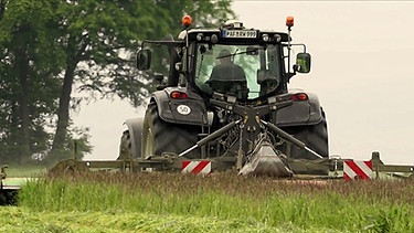 Landwirt beim Mähen | Bild: Bayerischer Rundfunk