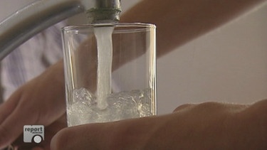Wasser läuft aus Wasserhahn in ein Glas | Bild: Bayerischer Rundfunk
