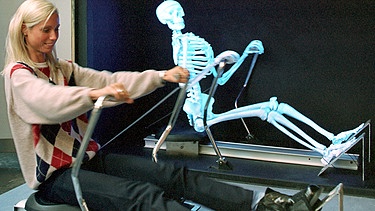 Virtuelles Skelett neben einem Patienten | Bild: picture-alliance/dpa