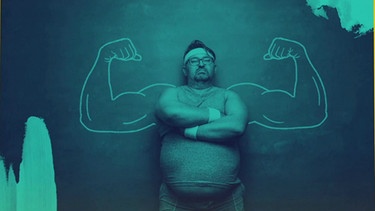 Mann mit großem Bauch und verschränkten Armen, im Hintergrund Zeichnung Muskelarme | Bild: Bayerischer Rundfunk