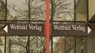 Weltbild-Verlag-Schild weist nach links und rechts | Bild: Bayerischer Rundfunk