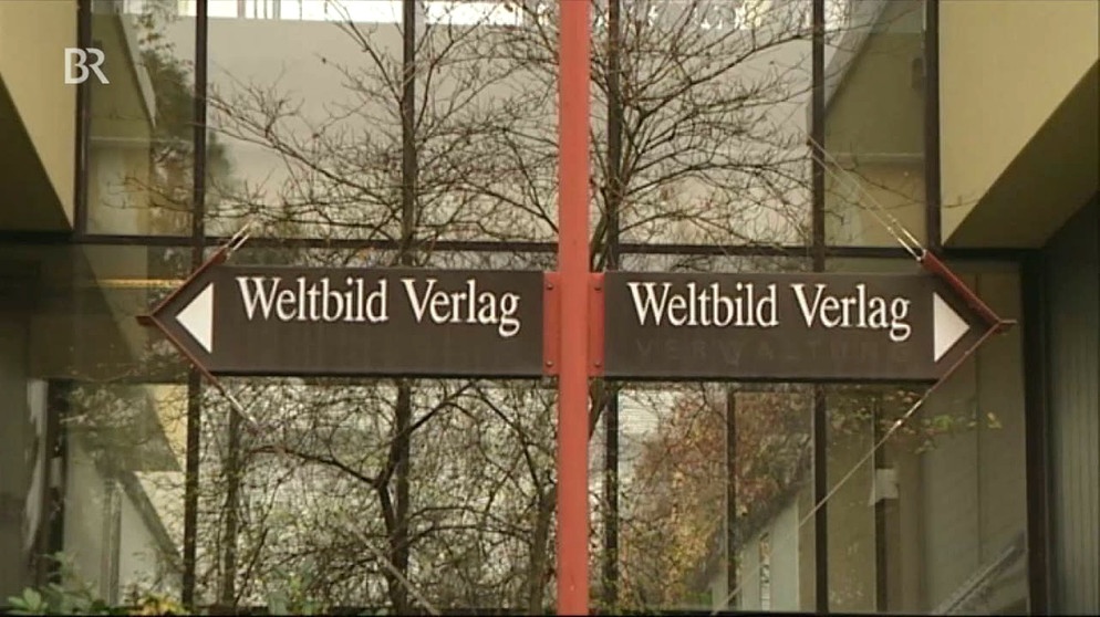 Weltbild-Verlag-Schild weist nach links und rechts | Bild: Bayerischer Rundfunk