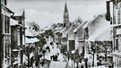 Eine alte Postkarte aus Wunsiedl, wo noch eine menge Schnee auf den Häusern und auf den Straßen zu sehen ist. | Bild: BR Fernsehen