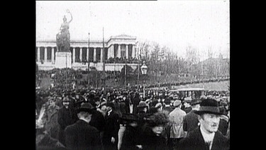 Demonstration unter der Bavaria am 7.11.1918 | Bild: Bayerischer Rundfunk 2018