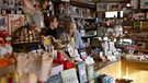 Frauen stehen in einem Laden | Bild: BR Fernsehen