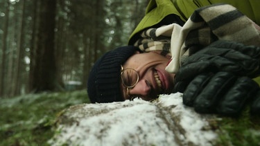 Adrian lachend auf Stein | Bild: BR Fernsehen