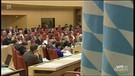 Bayerische Flagge und Konferenzsaal | Bild: BR Fernsehen