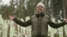 Mann in Wald, Arme ausgebreitet, lacht | Bild: BR Fernsehen