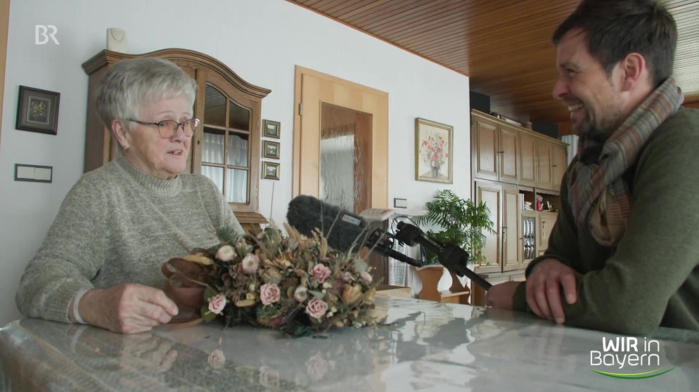 Blumenbinde auf Tisch, 2 Menschen | Bild: BR Fernsehen