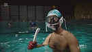 Mann in Wasser mit Hockeyausrüstung | Bild: BR Fernsehen