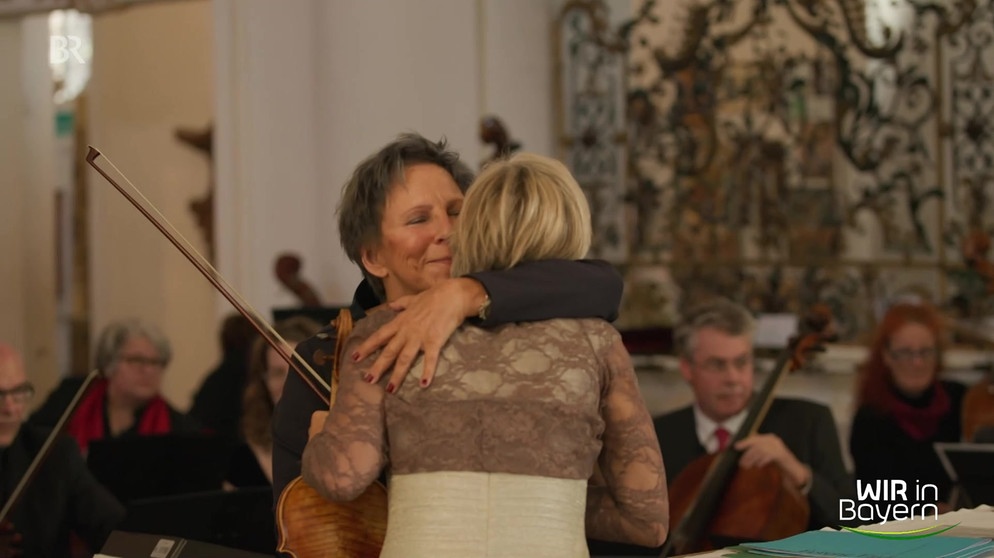 Elke umarmt erste Geige | Bild: BR Fernsehen