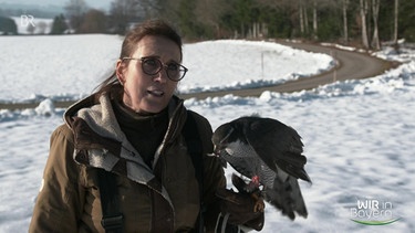 Jägerin mit Vogel auf Hand | Bild: BR Fernsehen