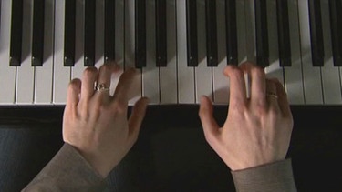 Hände beim Klavierspielen | Bild: Bayerischer Rundfunk