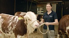 Die junge Züchterin Eva Bäuml will ihren Bullen bestmöglich verkaufen. | Bild: Bayerischer Rundfunk 2022