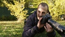 Tierfotograf Harri Fröhner mit seiner Kamera bei einem Shooting | Bild: Bayerischer Rundfunk 2021