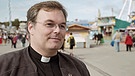 Oktoberfest-Pfarrer Sascha Ellinghaus ist katholischer Seelsorger und Pfarrer für die Schausteller in Deutschland, auch auf der Wiesn in München. | Bild: Bayerischer Rundfunk 2023