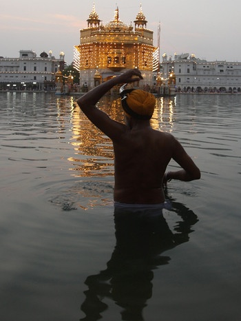 Gläubiger nimmt ein Bad vor Goldenem Tempel in Amritsar | Bild: picture-alliance/dpa