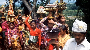 Hinduismus auf Bali - Opferfest für Shiva | Bild: picture-alliance/dpa