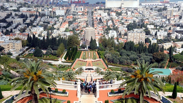 Blick auf Haifa im Vordergrund der Garten des Bahai World Centre | Bild: picture-alliance/dpa