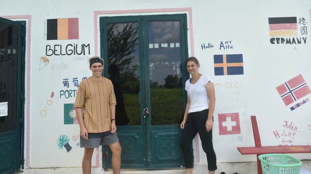 So wohnen Rebecca und Bosse in Kambodscha: Tür zum Zimmer im "learning center". | Bild: BR |Katrin Waldenburg