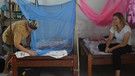 So wohnen Rebecca und Bosse in Kambodscha: Bosse macht sein Bett mückensicher. | Bild: BR | Katrin Waldenburg