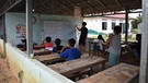 So wohnen Rebecca und Bosse in Kambodscha: beim Unterricht. | Bild: BR |Katrin Waldenburg