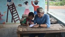 So wohnen Rebecca und Bosse in Kambodscha: Bosse gibt Einzelunterricht.  | Bild: BR |Katrin Waldenburg