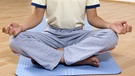 Kind macht Yoga-Übungen | Bild: picture alliance/chromorange