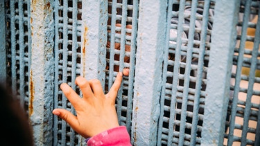 30 Jahre UN-Kinderrechtskonvention: Trotz vieler Verbesserungen leiden weltweit noch viele Kinder - zum Beispiel am Grenzzaun zwischen Mexiko und den USA, an dem sich Familien treffen, die durch die Grenze getrennt sind. "SOS Kinderdörfer weltweit" setzt sich für Kinder in Not ein. | Bild: obs | SOS-Kinderdörfer weltweit |Alea Horst.