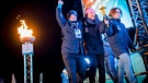 Die Flamme der Special Olympics wird auf die Bühne getragen und dort entzündet. | Bild: SOD Sascha Klahn
