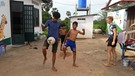 Auch in Kambodscha spielen die Kinder Fußball - ohne Fußballschuhe. | Bild: BR | Katrin Waldenburg