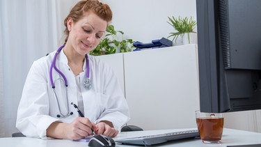 Ärztin macht sich handschriftliche Notizen | Bild: picture alliance / dpa Themendienst