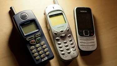 Alte ausgediente Handys. | Bild: picture-alliance/dpa