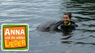 Der Delfin will immer spielen | Anna schwimmt mit einem Delfin | Bild: BR | Text und Bild Medienproduktion GmbH & Co. KG