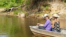 Auf dem Rio Negro im Pantanal begegnet Anna den neugierigen Riesenottern. Die Tiere sind ausgezeichnete Schwimmer und Taucher. | Bild: BR/TEXT + BILD Medienproduktion GmbH & Co. KG/Ben Wolter