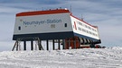 Die Neumayer-Station in der Antarktis ist die größte und komfortabelste deutsche Station am Südpol aller Zeiten. Gut 13.000 Kilometer südlich soll sie vor allem Klimaforschung vorantreiben. 
| Bild: BR/SWR/Matthias Ebert