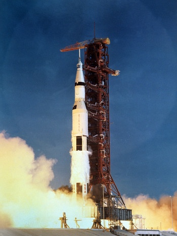 Archiv: Am 16.07.1969: hebt die Saturn V-Mondrakete mit der Apollo 11-Kapsel und den Astronauten Armstrong, Aldrin und Collins an Bord von der Startrampe 39a des Kennedy Raumfahrtzentrums in Cape Canaveral zur ersten Mondlandung ins All ab.  | Bild: dpa-Bildfunk/dpa