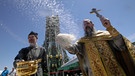 Ein orthodoxer Priester segnet die Sojus FG Rakete an der Startrampe.  | Bild: dpa-Bildfunk/Dmitri Lovetsky