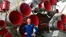 Der deutsche Astronaut Alexander Gerst steht vor den Triebwerken der Sojus-Rakete, die ihn zur ISS bringen soll. | Bild: dpa-Bildfunk
