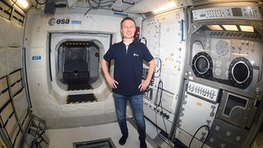 Der Astronaut Matthias Maurer steht im Dezemer 2019 in einem Trainingsmodul im Europäischen Astronautenzentrum (EAC) auf dem Gelände der ESA. Der Saarländer wird voraussichtlich im Herbst 2021 zur ISS fliegen. | Bild: dpa-Bildfunk/Felix Hörhager