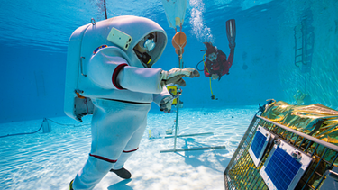 Die Astronautin Insa Thiele-Eich beim Unterwassertraining. | Bild: Die Astronautin | Benjamin Schulze