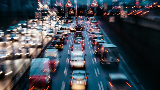 Autos stauen sich auf einer Autobahn. | Bild: picture-alliance/dpa