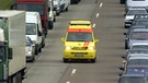 Rettungswagen zwischen Autokolonnen | Bild: picture-alliance/dpa