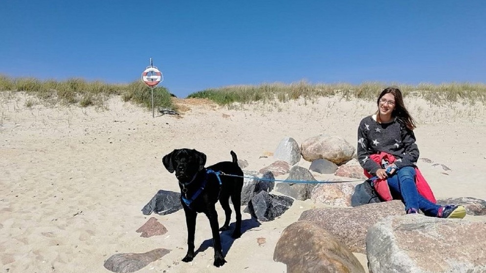 Bilder von Balous erster Ferienreise: Celina und ihr Hund am Strand. | Bild: BR | Celina