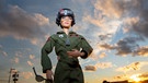 Zum Kinofilm "Top Gun: Maverick" ist eine Barbie mit Overall, Pilotenbrille und Helm erschienen. Sie ähnelt dem Filmcharakter Natasha "Phoenix" Trace, gespielt von der Schauspielerin Monica Barbaro. | Bild: picture alliance / ASSOCIATED PRESS | Ted Shaffrey
