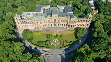 Blick aus der Luft auf das Maximilianeum, den heutigen Bayerischen Landtag in München. | Bild: picture-alliance/dpa