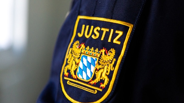 Ärmelabzeichen an der Uniform eines Justizvollzugsbeamten. | Bild: BR/Sylvia Bentele