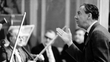 Der britische Komponist Benjamin Britten im Jahr 1968 während einer Probe für die Aufführung seines "War Requiem" in Ost-Berlin. | Bild: picture-alliance/ dpa | ADN