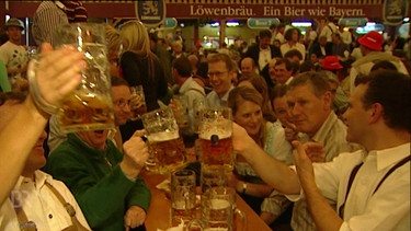 Biertrinker auf Oktoberfest | Bild: Bayerischer Rundfunk